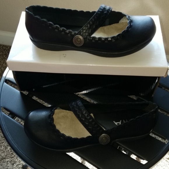 MIA Slip on black leather shoes size 6 - Picture 2 of 8